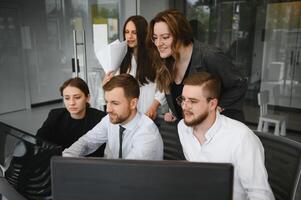 Gruppe von Geschäftsleute und Geschäftsfrau Lager Makler Arbeiten beim Büro. foto