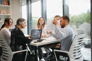 Geschäft Menschen Arbeiten auf Projekt im Büro foto