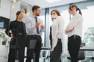 Geschäft Menschen Arbeiten auf Projekt im Büro foto