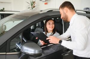 schön jung weiblich Klient Kunde wählen Neu Auto foto