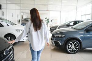 glücklich freundlich Frau Kunde weiblich Käufer Klient wählt Auto will zu Kaufen Neu Automobil foto