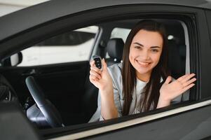 glücklich Inhaber Sitzung Innerhalb ihr Auto halten Schlüssel foto