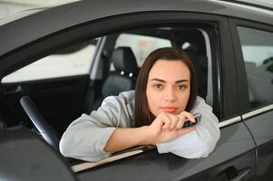 Frau Kunde weiblich Käufer Klient wählt Auto. Der Umsatz Konzept foto