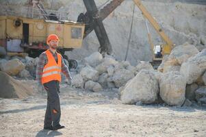 Arbeiter im Helm Stehen im Stein Steinbruch foto