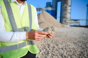 Ingenieur von Industrie Labor Steuerung Qualität von Kies foto