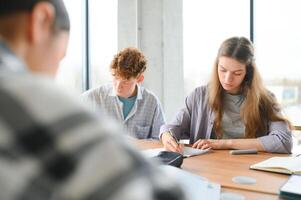 Gruppe von jung Hochschule Studenten im Klassenzimmer foto