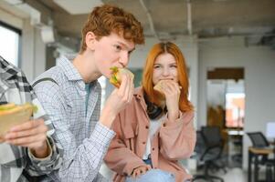 Schüler haben Mittagessen im Klassenzimmer foto