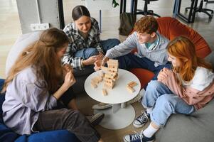 das Unternehmen von jung Menschen Theaterstücke ein Tabelle Spiel namens Jenga foto