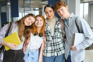 Hochschule Freundschaft Konzept. glücklich Gruppe von Studenten posieren foto