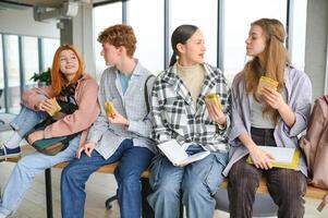 glücklich hoch Schule Studenten im das Klassenzimmer foto