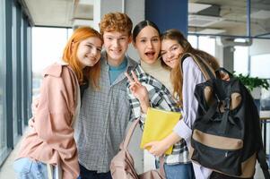 glücklich vielfältig Hochschule Studenten posieren zum Gruppe Porträt, suchen beim Kamera, lächelnd foto