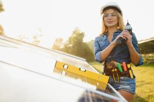 Frauen Ingenieur Arbeiten auf Überprüfung Überprüfung Status Ausrüstung beim Solar- Leistung Pflanze. Frau Arbeiten auf draussen beim Solar- Leistung Pflanze foto