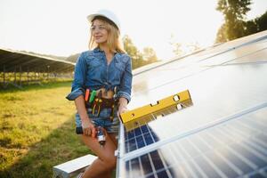 Frauen Ingenieur Arbeiten auf Überprüfung Überprüfung Status Ausrüstung beim Solar- Leistung Pflanze. Frau Arbeiten auf draussen beim Solar- Leistung Pflanze foto