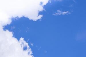 Antenne Aussicht von Wolken gegen das Blau Himmel. Raum zum Text foto