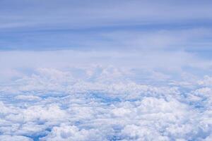 Luftaufnahme der Wolkenlandschaft durch das Flugzeugfenster gesehen foto