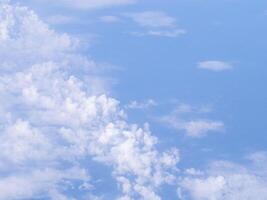 Antenne Aussicht von Himmel und Wolken sind gesehen durch das Flugzeug Fenster foto