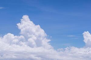 Antenne Aussicht von Wolken und Himmel gesehen durch das Flugzeug Fenster foto