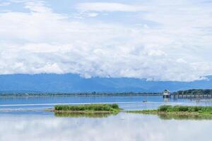 Landschaft szenisch Aussicht von das See, Wald, und Berge im Thailand. schön Natur Hintergrund, suchen und Gefühl entspannt. Natur hilft erstellen Neu Inspiration zum uns immer foto