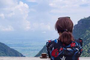 Rückansicht von ein Frau Stehen suchen beim das Aussicht von das schön Berge. Gefühl Glück und Freiheit. Raum zum Text. Urlaub und Reise Konzept foto