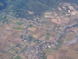 Antenne Aussicht von landwirtschaftlich Feld durch das Flugzeug Fenster foto