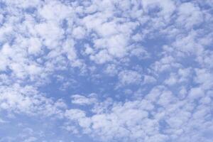 Antenne Aussicht von Wolken gegen das Blau Himmel. Raum zum Text foto