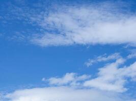Blau Himmel mit Weiß Wolken Hintergrund. Raum zum Text foto