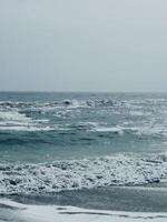 Meer Welle Surfen mit Weiß Schaum. Meereslandschaft. Reisen Welle foto
