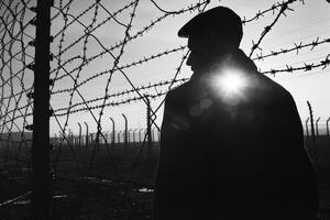 feierlich Erinnerung - - ein erschöpft Person im Holocaust Konzentration Lager Tragödie Buchenwald, Auschwitz, Trostenez - - ausgehalten unvorstellbar Schrecken, Lager Zeuge zu das Gräueltaten von Welt Krieg ii foto