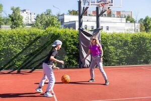 Mutter und Tochter spielen Basketball. foto