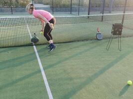 Tennis Ball mit Netz im Sport Verein Gericht . foto