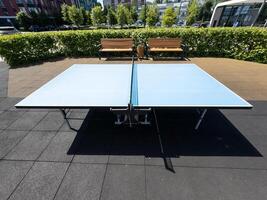 Beton Tischtennis Tisch. draussen Sport Boden. modern städtisch Öffentlichkeit Raum. foto