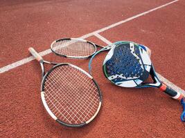 gebrochen Tennis und Padel Schläger foto
