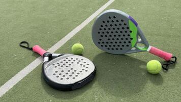 Paddel Tennis Objekte auf Gras Gericht foto
