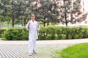 Mädchen im Karate Taekwondo Kampf Haltung foto