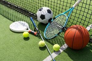 ein Gruppe von Sport Ausrüstung auf Hintergrund einschließlich Tennis, Basketball, und Fußball auf ein Hintergrund mit Kopieren Raum foto