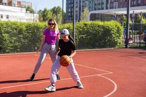 Mutter und Tochter abspielen Basketball foto