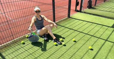 Frau Spieler Portion Ball. jung Erwachsene Mädchen abspielen Tennis draußen Arena. Person Schläger schlagen Spiel Verein. Menschen Gruppe schlagen Sport Gericht passen. passen Pflege kostenlos Zeit. Lauf Fertigkeit Zug. Padel Tennis Mannschaft trainieren foto