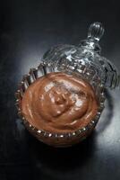 Schokolade Mousse im Glas Schüssel foto