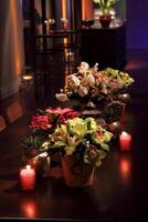 anspruchsvoll Party Dekoration mit Kerzen, Blumen, Tabellen und spezialisiert Beleuchtung foto