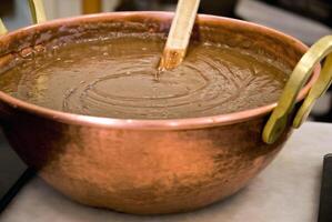 Bronze- schwenken gefüllt mit Schokolade zu machen Brigadeiro foto