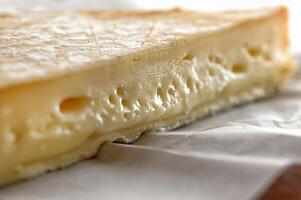 pont hebe, köstlich und cremig Französisch Käse eingewickelt im Weiß Papier foto