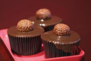 köstlich Schokolade Cupcakes mit Schokolade Brigadeiro foto