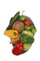 Teller mit Gemüse und Früchte auf Weiß Hintergrund foto