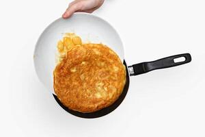 Schritt durch Schritt von Tortilla de Kartoffeln, klassisch Spanisch Gericht mit Eier, Kartoffeln, gehackt Schnittlauch und Salz- foto