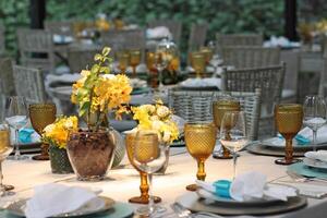 anspruchsvoll Mittagessen Tabelle Konfiguration im Yacht Verein mit Platten, Gläser, Blumen und Besteck foto