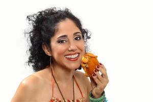 lächelnd Brünette Modell- mit ihr acaraje, ein Brasilianer Snack, im ihr Hände foto