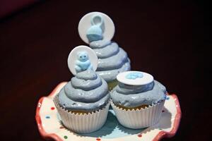 Vanille Cupcakes dekoriert mit Blau Sahne foto