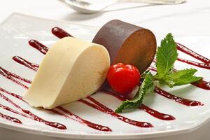 Schokolade Mousse und Weiß Schokolade Mousse auf Teller foto