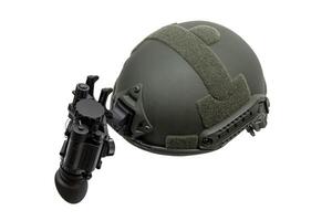 Nacht Vision Gerät befestigt zu das Helm. ein Besondere Gerät zum beobachten im das dunkel. Ausrüstung zum das Militär, Polizei und Besondere Kräfte. isolieren auf ein Weiß Hintergrund. foto