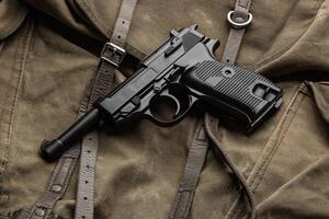 Deutsche Jahrgang 9mm Pistole von das zweite Welt Krieg. Hintergrund von ein alt Segeltuch Militär- Rucksack. foto